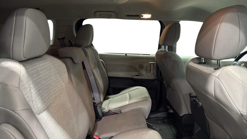 Used 2024 Toyota Sienna LE FWD image 17