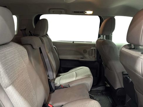 Used 2024 Toyota Sienna LE FWD image 17