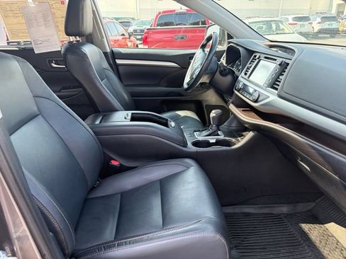 Used 2019 Toyota Highlander XLE AWD/4WD image 19