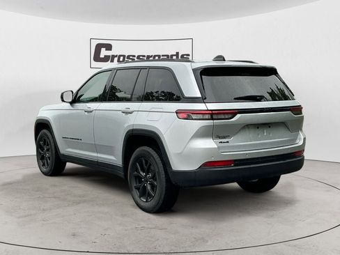 Used 2025 Jeep Grand Cherokee Altitude AWD/4WD image 3