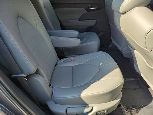 Used 2024 Toyota Highlander XLE AWD/4WD image 25