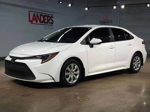Used 2022 Toyota Corolla LE FWD image 3
