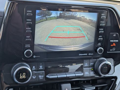 Used 2021 Toyota Highlander LE image 11