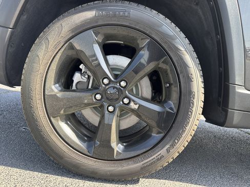 Used 2024 Jeep Grand Cherokee L Limited w/ Luxury Tech Group II image 22