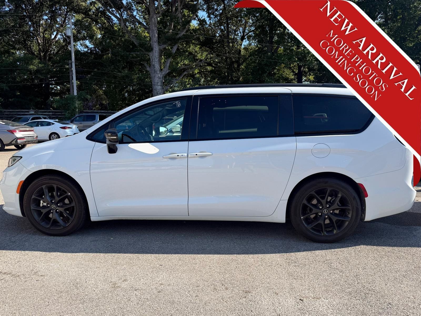 Used 2025 Chrysler Pacifica Limited FWD image 4