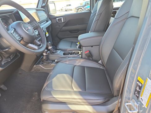 New 2026 Jeep Gladiator Sahara image 4