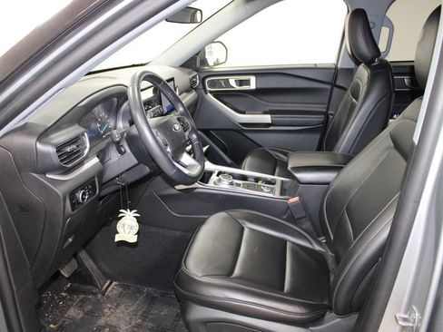 Used 2023 Ford Explorer XLT w/ Equipment Group 202A AWD/4WD image 18