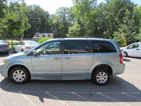 Used 2010 Chrysler Town & Country Touring FWD image 6