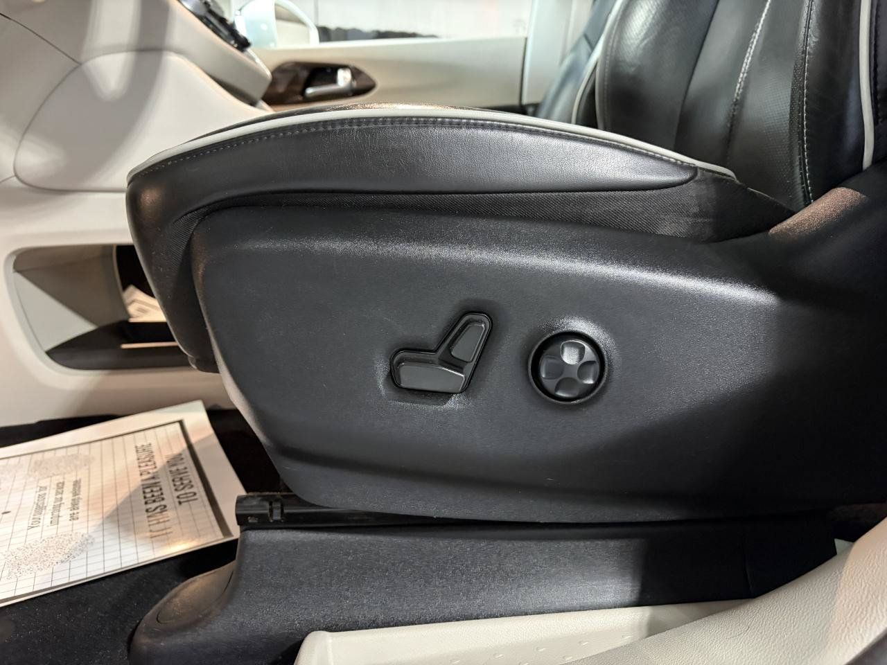Used 2022 Chrysler Pacifica Limited FWD image 35