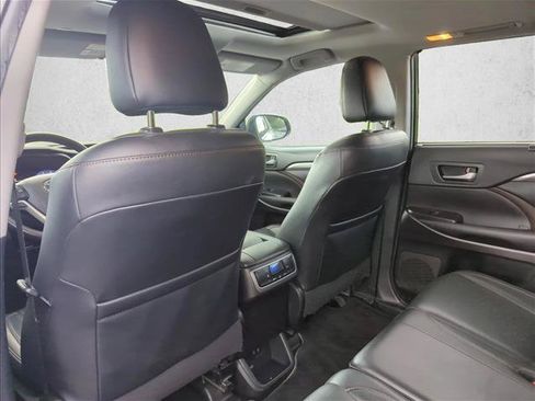 Used 2019 Toyota Highlander Limited FWD image 22
