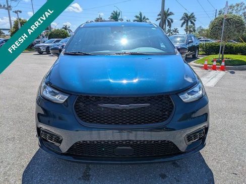 Used 2025 Chrysler Pacifica Limited image 9