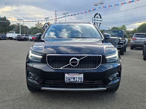 Used 2021 Volvo XC40 T4 Momentum image 2