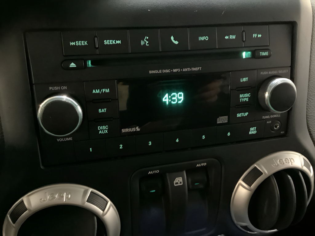 Certified 2018 Jeep Wrangler Sahara w/ Connectivity Group AWD/4WD image 32