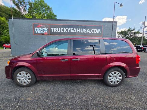Used 2019 Dodge Grand Caravan SE w/ UConnect Hands-Free Group FWD image 2
