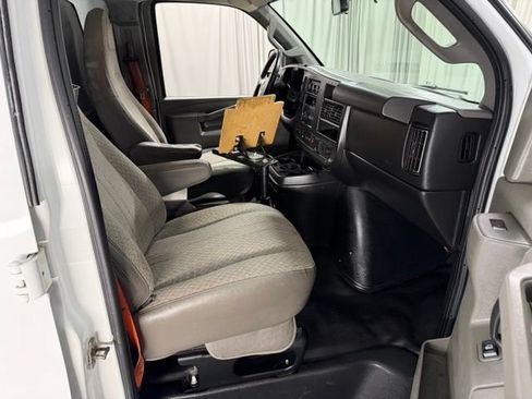 Used 2018 Chevrolet Express 2500 w/ Driver Convenience Package RWD image 7