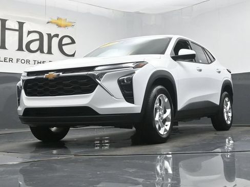 Used 2024 Chevrolet Trax LS w/ LS Convenience Package FWD image 4