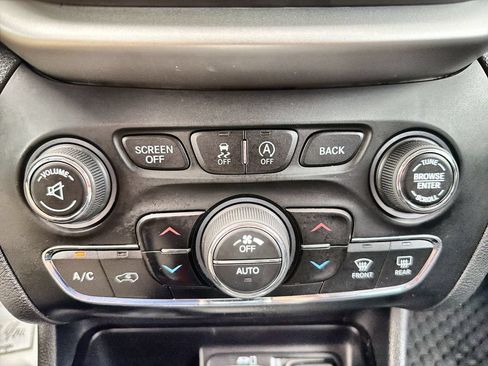 Used 2017 Jeep Cherokee Trailhawk AWD/4WD image 16