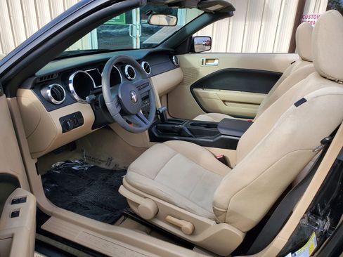 Used 2009 Ford Mustang Deluxe Convertible 2D image 19