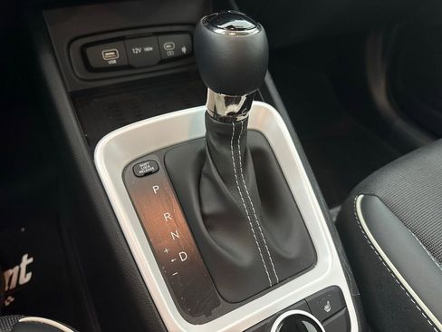 Used 2025 Hyundai Venue Limited image 34