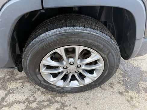 Used 2019 Jeep Cherokee Latitude Plus w/ Cold Weather Group image 12