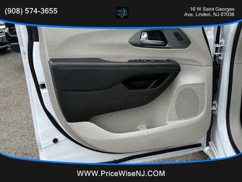 Used 2022 Chrysler Pacifica Touring-L image 7
