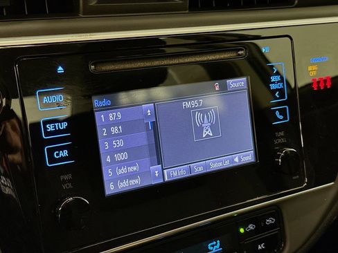 Used 2018 Toyota Corolla LE w/ Body Protection Package FWD image 21