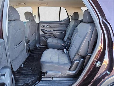 Used 2021 Chevrolet Traverse LT image 19