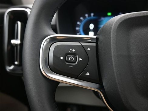 Used 2025 Volvo XC40 B5 Plus w/ Protection Package Premier image 25