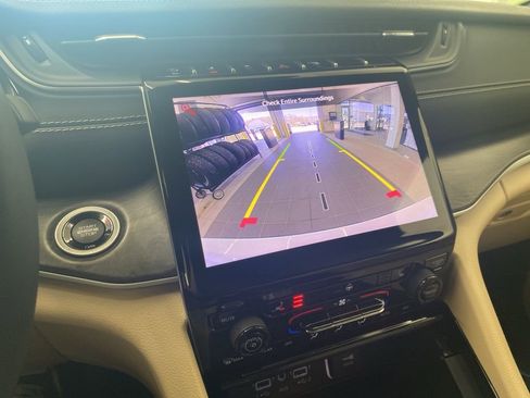 Used 2023 Jeep Grand Cherokee Limited w/ Black Appearance Package image 34