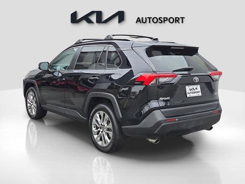 Used 2021 Toyota RAV4 XLE Premium image 10