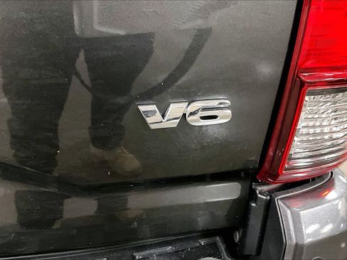 Used 2018 Toyota Tacoma TRD Sport w/ Technology Package image 9