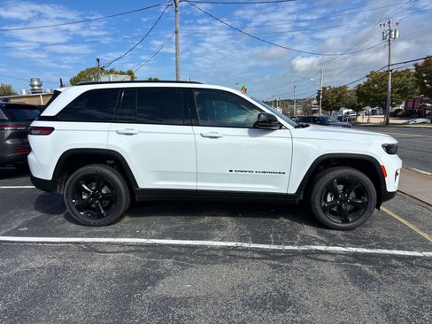 Used 2025 Jeep Grand Cherokee Altitude AWD/4WD image 2