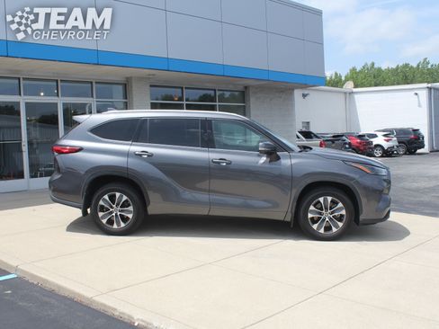 Used 2022 Toyota Highlander XLE AWD/4WD image 3