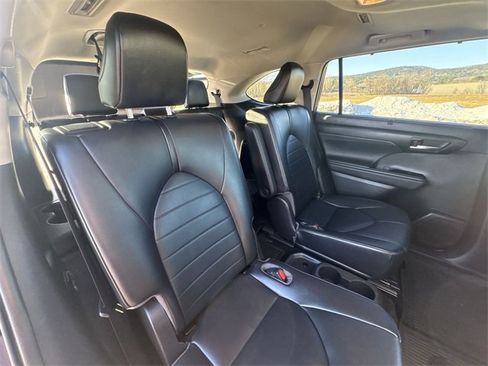 Used 2021 Toyota Highlander XLE image 28