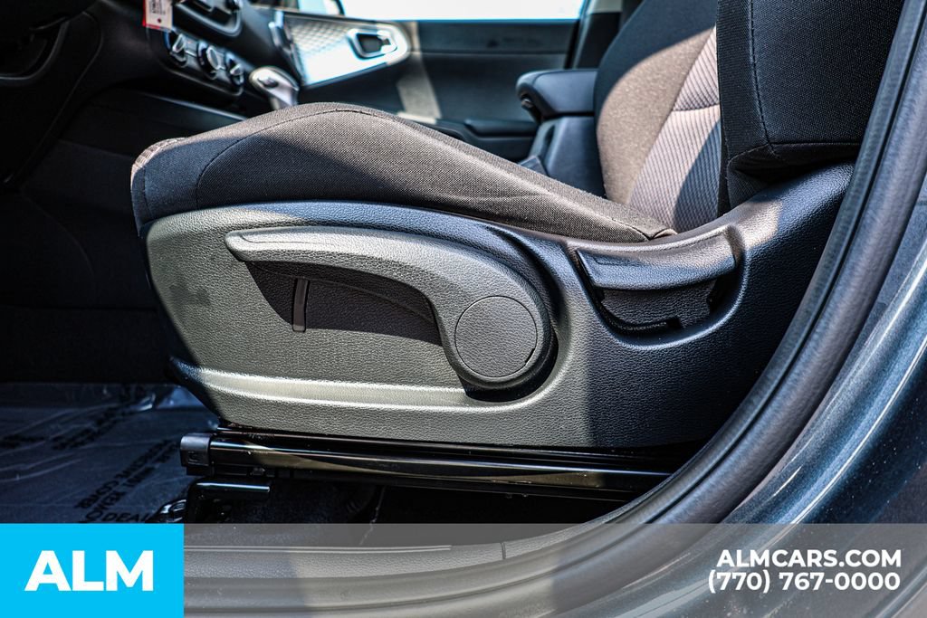 Used 2025 Kia Soul LX w/ LX Technology Package FWD image 23