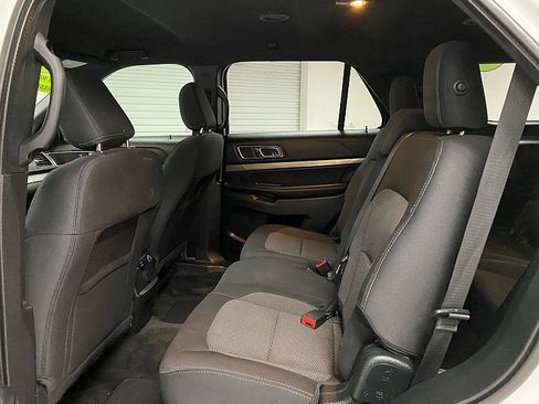 Used 2018 Ford Explorer XLT image 11