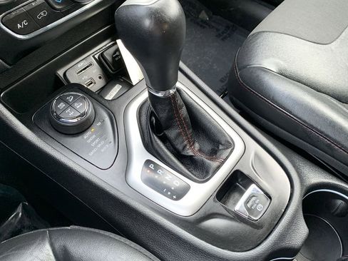 Used 2017 Jeep Cherokee Trailhawk w/ Comfort/Convenience Group image 27