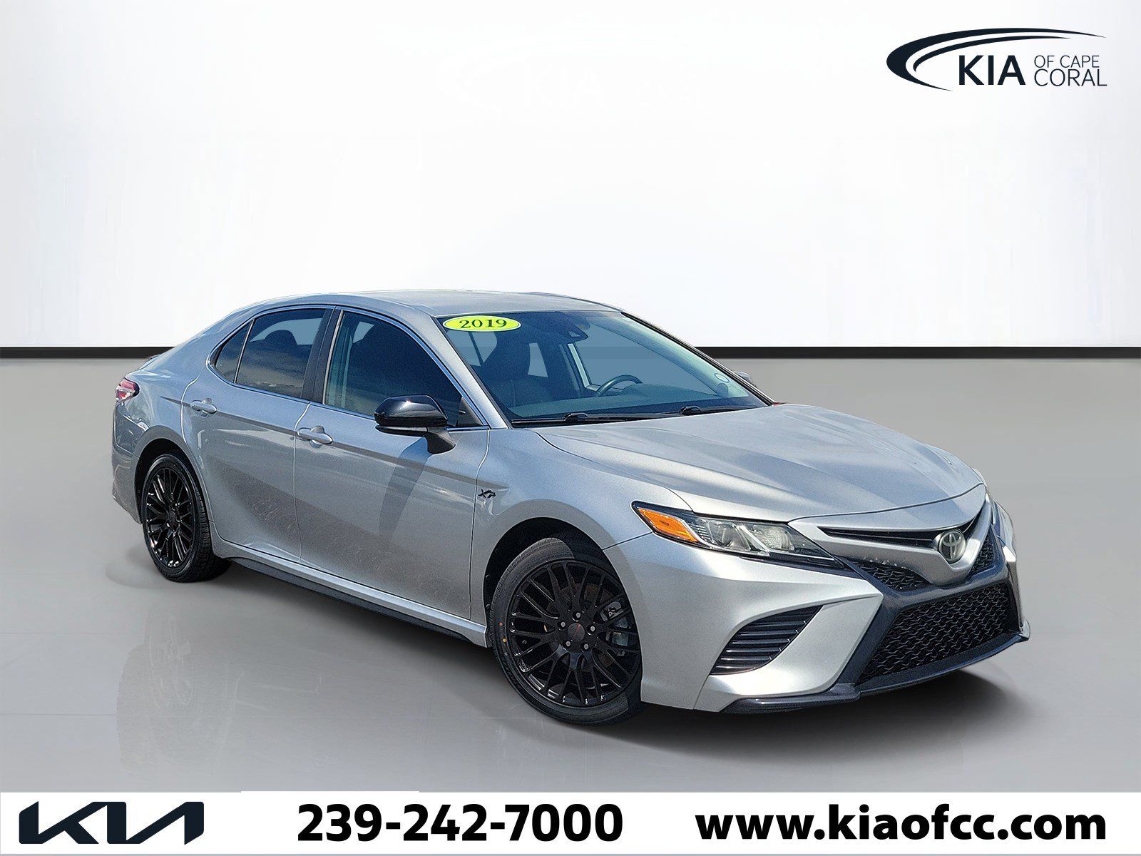 Used 2019 Toyota Camry SE FWD image 1
