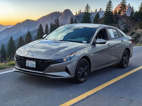 Used 2023 Hyundai Elantra SEL image 4