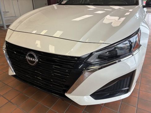 Used 2024 Nissan Altima 2.5 SV FWD image 10