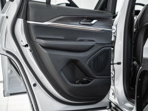 New 2025 Jeep Grand Cherokee Limited image 37