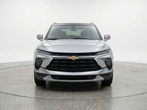 Used 2025 Chevrolet Blazer LT image 2