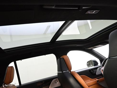 Used 2023 Lincoln Aviator Black Label w/ Jet Package image 17