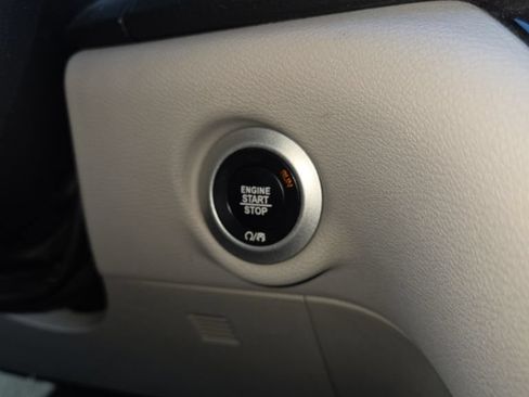 Used 2018 Chrysler Pacifica Touring w/ Tire & Wheel Group FWD image 19