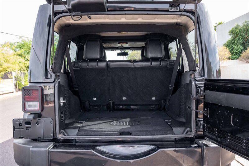Used 2017 Jeep Wrangler Unlimited Sahara w/ Connectivity Group AWD/4WD image 18