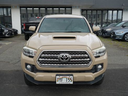 Used 2017 Toyota Tacoma TRD Sport AWD/4WD image 4