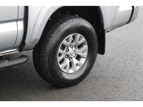 Used 2017 Toyota Tacoma SR5 w/ Tow Package image 6