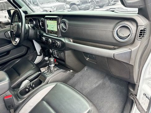 Used 2022 Jeep Wrangler Unlimited Sahara AWD/4WD image 34