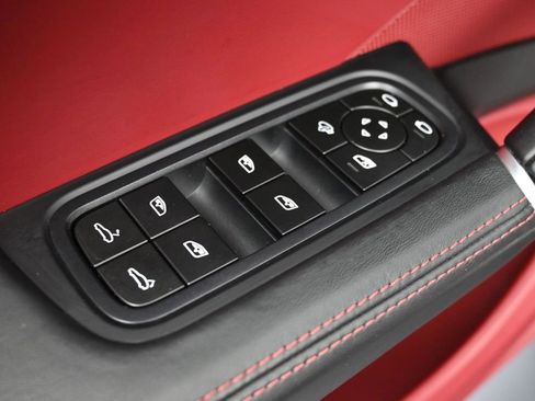 Used 2023 Porsche Cayenne S Platinum image 19