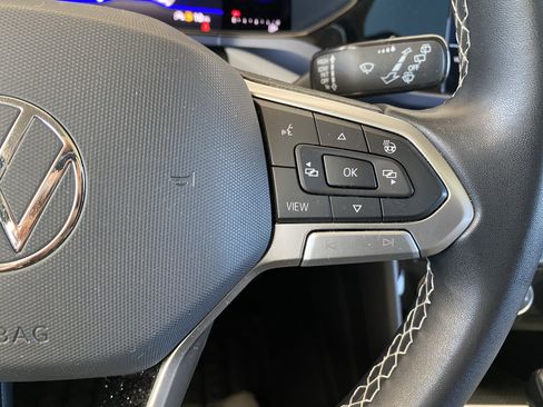 Used 2023 Volkswagen Taos SE w/ Panoramic Sunroof Package FWD image 7